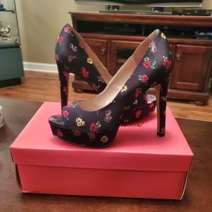 Betsey Johnson Floral Kenedy Pumps 7.5